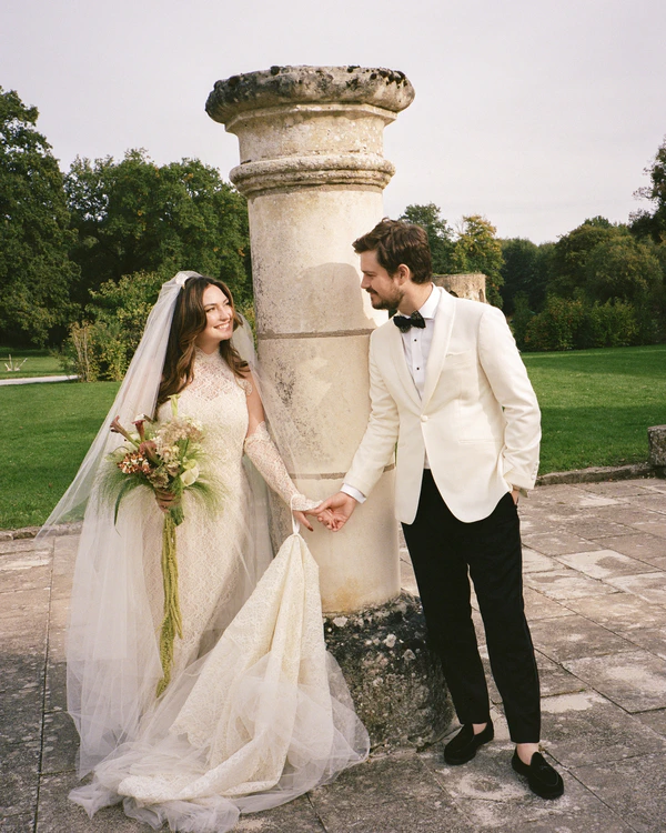 A Romantic Parisian Wedding in a Cinematic Open-Air Abbey — photo 1
