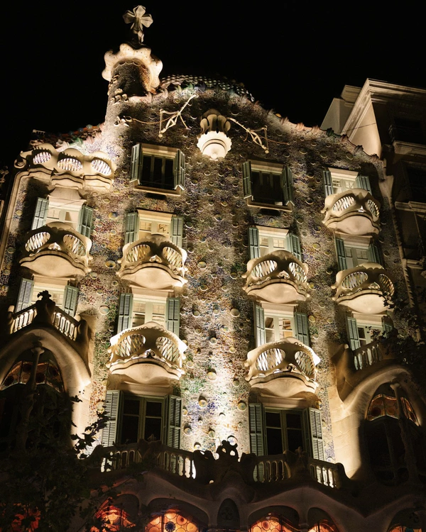 A Vibrant & Artistic Barcelona Wedding Amongst an Iconic Gaudi Masterpiece & Castle Garden