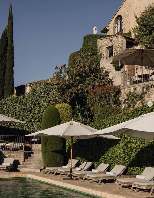 <a href="https://www.instagram.com/p/DWhDf7ggqhQ/?img_index=1">Hôtel Crillon le Brave</a>