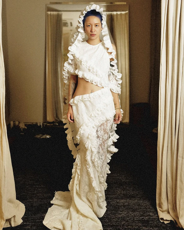 <a href="https://www.instagram.com/p/DIymgWDg3-G/?img_index=1">r.l.e. Bride</a>