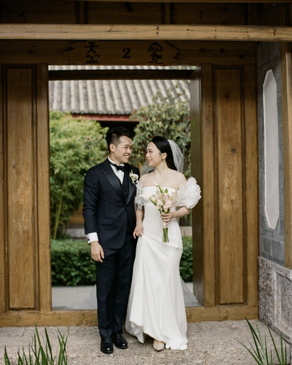 A Pastel-Drenched Chinese Celebration at Amandayan Amid the Mountainscapes of Lijiang