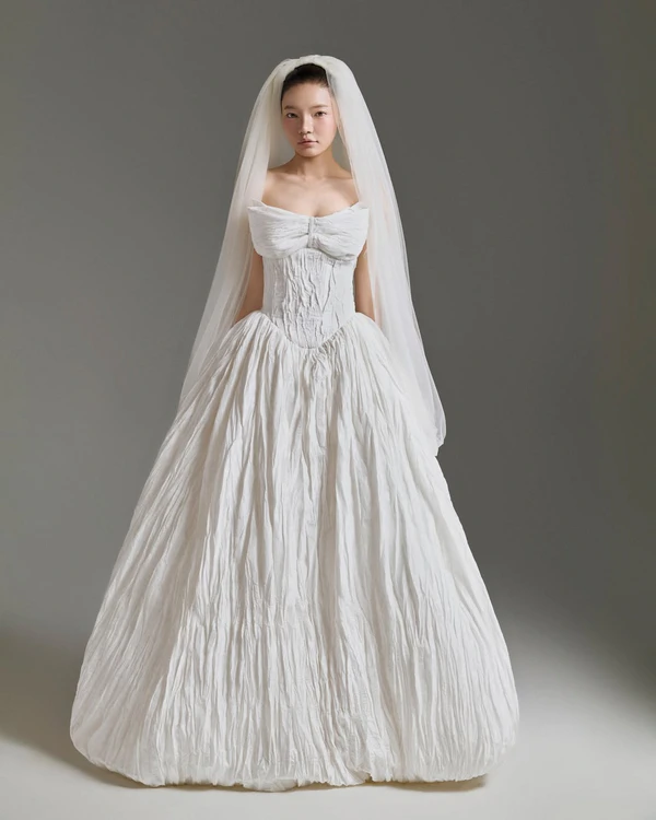 <a href="https://www.instagram.com/p/DYCarOLGc91/?img_index=4">Linh Doan Atelier</a>
