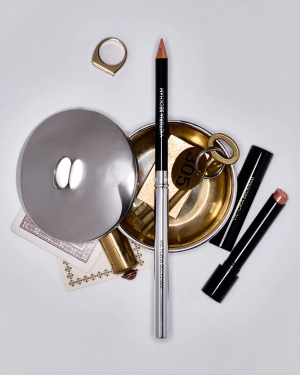 <a href="https://www.instagram.com/p/DcyVqPMAGFp/?img_index=1">Victoria Beckham Beauty</a>
