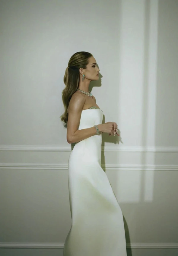 <a href="https://www.instagram.com/p/DXP22DWFLS4/?img_index=1">Rosie Huntington-Whiteley</a>
