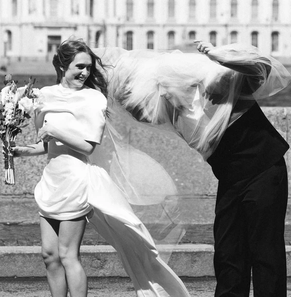 6 Wedding Photo Posing Myths Photographers Want Couples to Forget — photo 1
