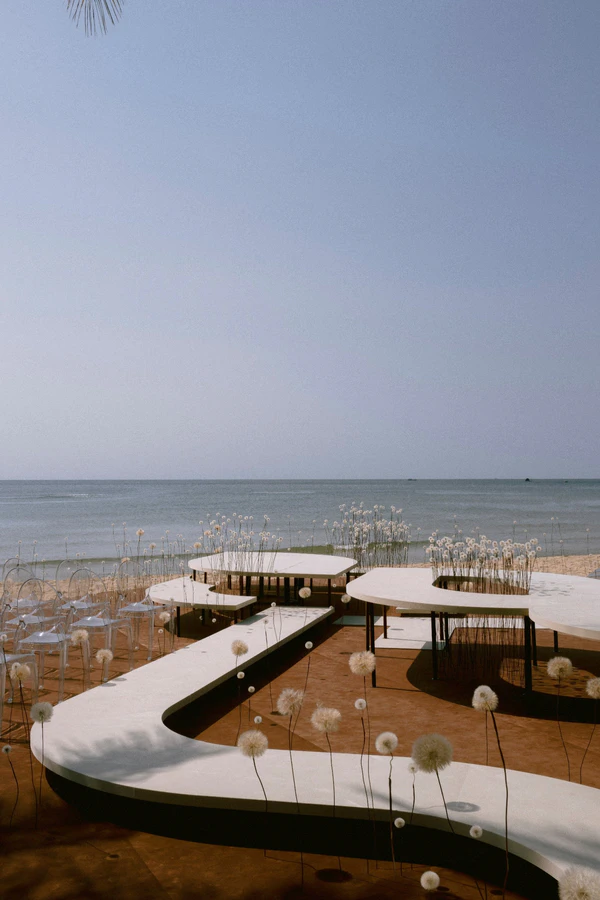 A Cinematic Beach Wedding in Vietnam with a Sunset Ceremony Framed by Dandelions