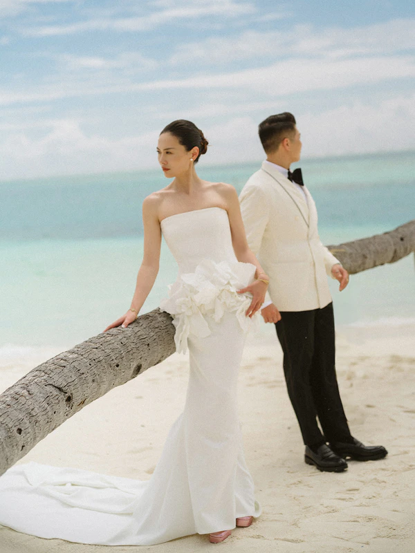 10,000 Lilies & Turquoise Waters Framed This Dreamy Beach Wedding in the Maldives