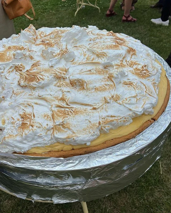 Trend: Giant Single-Tier Wedding Desserts