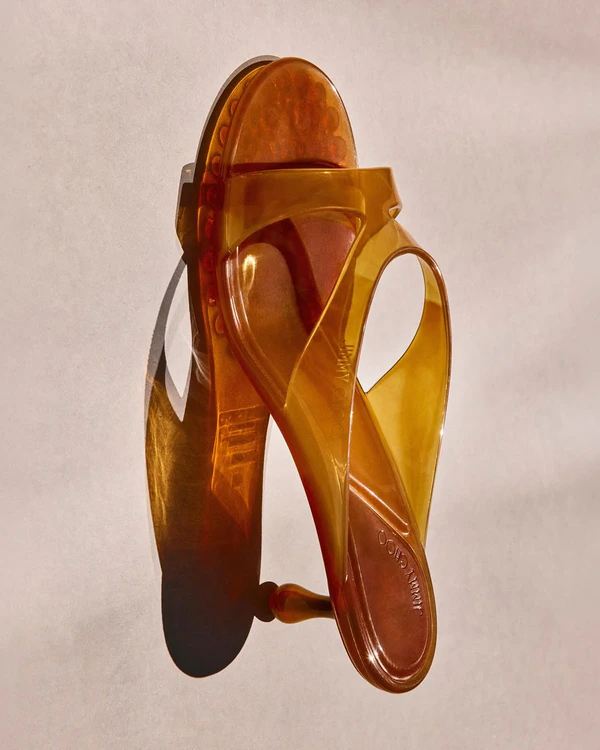 <a href="https://us.jimmychoo.com/en/women/shoes/jelly-drop-50/amber-jelly-sandals-JELLYDROP50TPZ070004.html?_gl=1*1y2p4dq*_gcl_aw*R0NMLjE3ODM5NTk2MjkuQ2p3S0NBandtZExTQmhBTkVpd0FrUkVNTjM1LW1WQjhReklaQkp3RUhRYkFzNlNGX2w1SlhuSnc2elVtajVQSXhyX0ZZU2U2NlpaMTlSb0NTMndRQXZEX0J3RQ..*_gcl_dc*R0NMLjE3ODM5NTk2MjkuQ2p3S0NBandtZExTQmhBTkVpd0FrUkVNTjM1LW1WQjhReklaQkp3RUhRYkFzNlNGX2w1SlhuSnc2elVtajVQSXhyX0ZZU2U2NlpaMTlSb0NTMndRQXZEX0J3RQ..*_gcl_au*NzQ5MzE1NDU2LjE3ODM5MzMxNDk.*_ga*MTQ3NjYyNjUyNS4xNzgzOTMzMTQ4*_ga_MRK1BFNGCQ*czE3ODM5NjQ5NzMkbzMkZzEkdDE3ODM5NjQ5ODUkajQ4JGwwJGgxOTg2MzU3Mjk0">JIMMY CHOO Jelly Drop 50</a>, $595