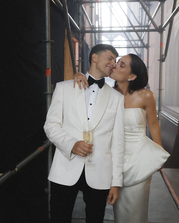 A Dreamlike Wedding with Enchanting Ballerinas & Art in a Historic Palace