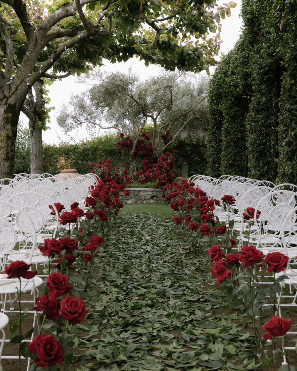 A High Fashion Wedding Laced with Red Roses on the Amalfi Coast, Italy — photo 2