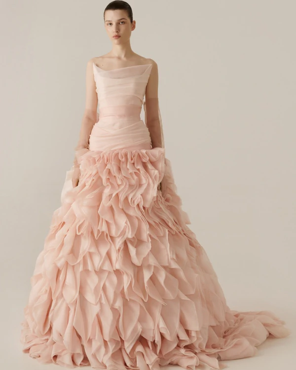 <a href="https://www.instagram.com/valentinyudashkin_official/">Yudashkin</a>
