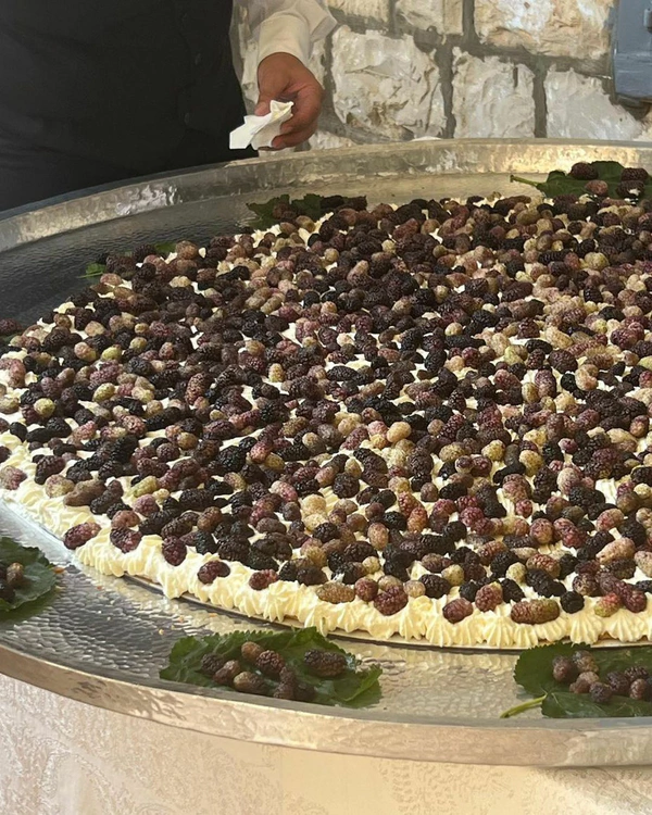 Trend: Giant Single-Tier Wedding Desserts