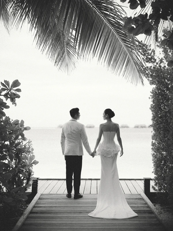 10,000 Lilies & Turquoise Waters Framed This Dreamy Beach Wedding in the Maldives