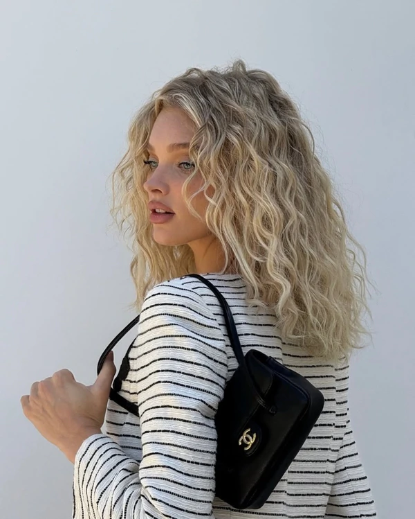 Content: <a href="https://www.instagram.com/p/DVofnrxmiKW/?img_index=1">Elsa Hosk</a>