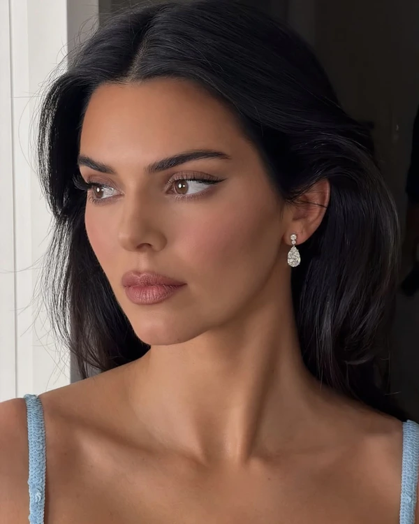 <a href="https://www.instagram.com/p/DWEhNeYFPkv/?img_index=1" target="_blank">Kendall Jenner</a>