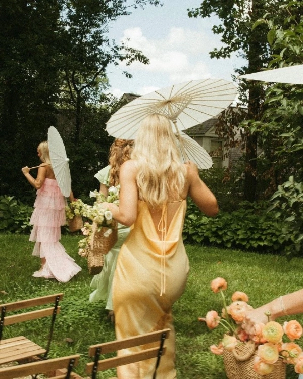Should Bridesmaids Pay for Their Expenses?