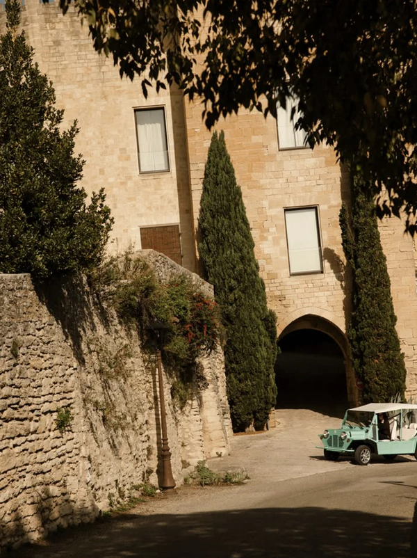 <a href="https://www.instagram.com/p/DXmo7ZrAlkL/?img_index=1">Hôtel Crillon le Brave</a>