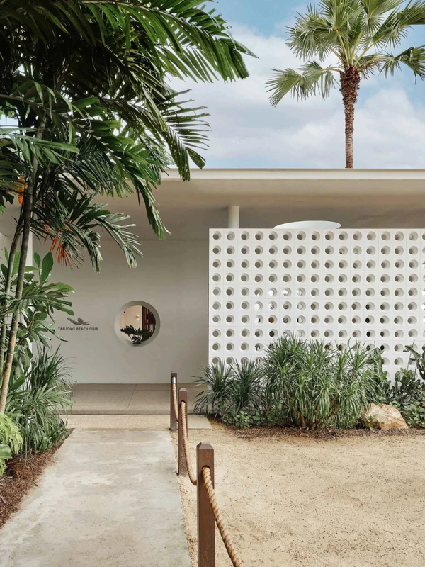 <a href="https://www.tanjongbeachclub.com/story">Tajong Beach Club</a>, Photography: <a href="https://www.instagram.com/lisacohenphoto/">Lisa Cohen</a>