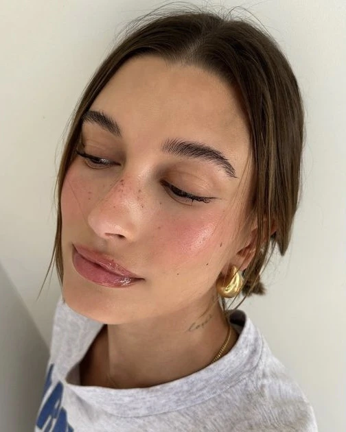What is Hailey Bieber's Strawberry Girl Makeup and How Can It Be a Go-to For Your Bridal Look? — photo 2
