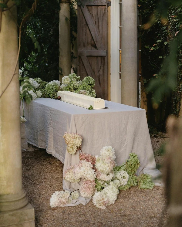 Trend: Giant Single-Tier Wedding Desserts