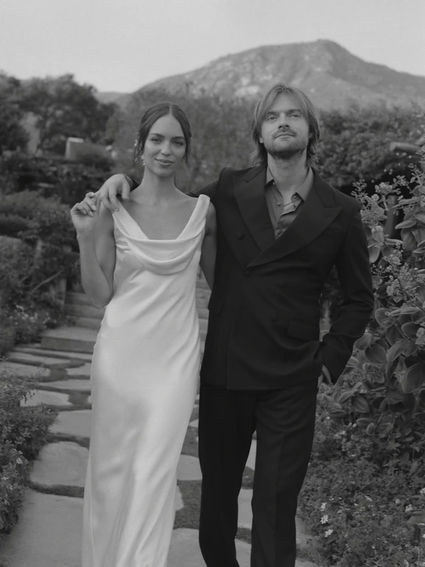 <a href="https://www.instagram.com/p/Da340N3jQIO/?img_index=2">Claudia Sulewski</a>, Photography: <a href="https://www.instagram.com/normanandblake/">Norman & Blake</a>