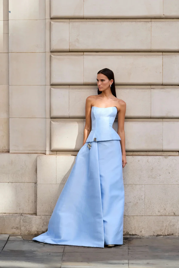<a href="https://www.instagram.com/p/DaqRk-FJm6Y/">Monique Lhuillier</a> 