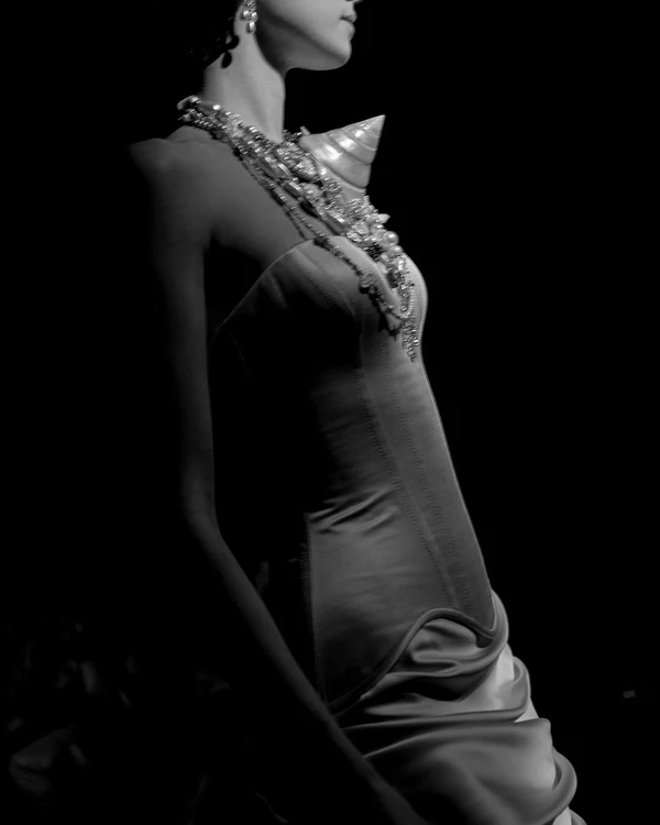 <a href="https://www.instagram.com/alonlivnewhite/">Alon Livné</a>, Photography: <a href="https://www.instagram.com/leileiclavey/">Lei Lei Clavey</a>