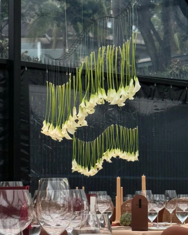 35 Ways to Style Freestanding Floral Stems — photo 1