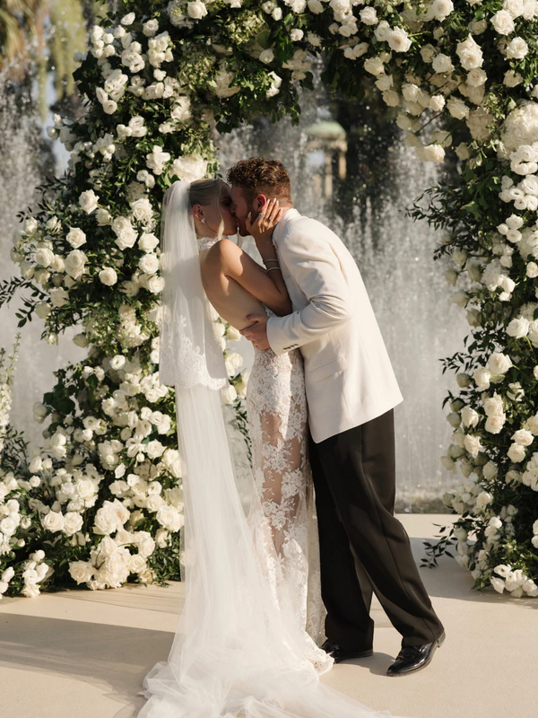 <a href="https://www.instagram.com/p/DaJAcX8lww7/?hl=en&amp;img_index=1">Leonie Hanne</a>, Photography: <a href="https://www.instagram.com/haute.weddings/">Haute Weddings</a>