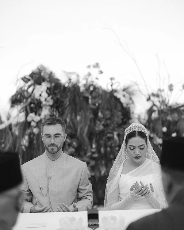 A Chic & Spiritual Beach Wedding on the Tropical Shores of Bali