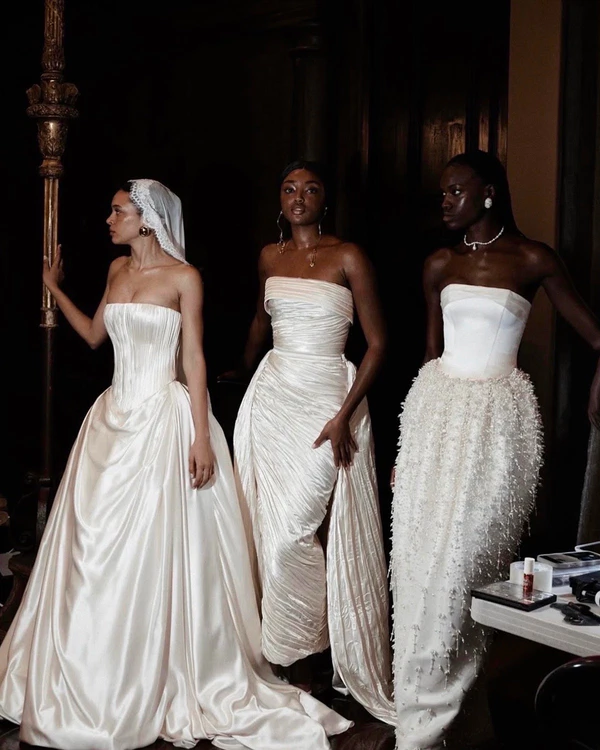 <a href="https://www.instagram.com/flourestudio/">Floure</a> from <a href="https://www.instagram.com/spherebridalgallery/?hl=en">Sphere Bridal Gallery</a>, Photography: <a href="https://www.instagram.com/alexmari_/?hl=en">Alex Mari</a>