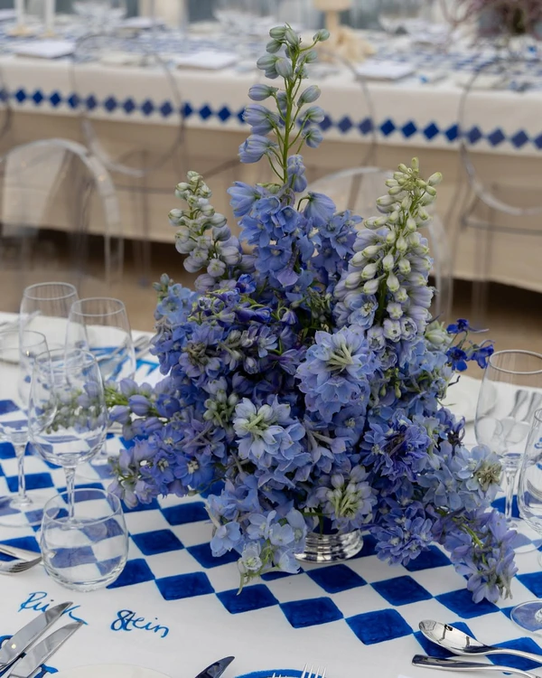 Trend: Mismatched Single-Bloom Centerpieces