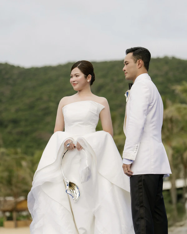 An Avant-Garde Vietnamese Beach Wedding Splashed in Cobalt Blue