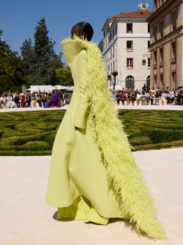 <a href="https://www.instagram.com/p/Dai1ND8iGcZ/?hl=en&amp;img_index=10">Balenciaga</a>
