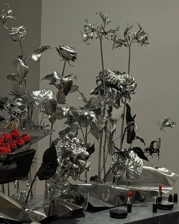 Trend: Chrome Blooms