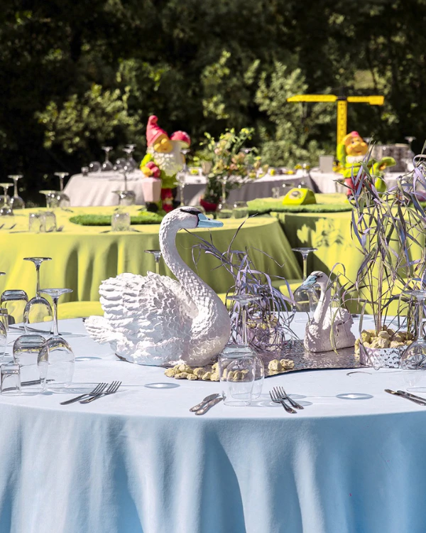 40 Surrealist Decor Ideas to Create a Dreamlike Celebration