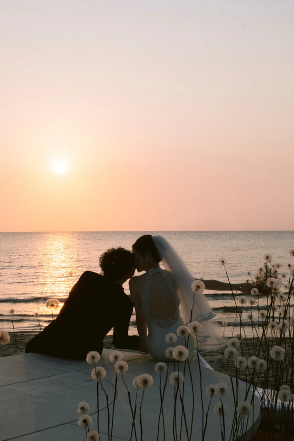 A Cinematic Beach Wedding in Vietnam with a Sunset Ceremony Framed by Dandelions