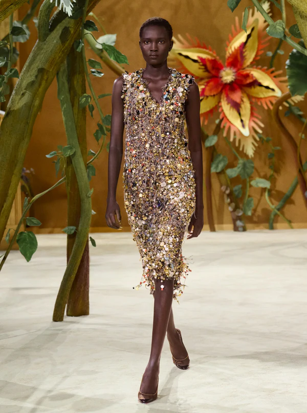 <a href="https://www.chanel.com/gb/haute-couture/26khc/look-60/">Chanel</a>