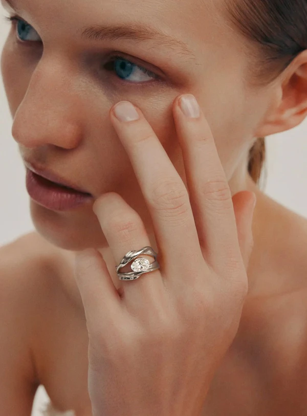 <a href="https://www.sarahandsebastian.com/en-uk/products/marine-oval-engagement-ring-white-gold">Sarah & Sebastian</a>