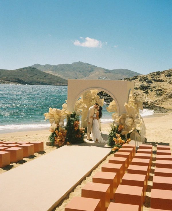 Photography: <a href="https://www.instagram.com/p/DbdtE5mDHwB/?img_index=2">Sam & Larissa</a>