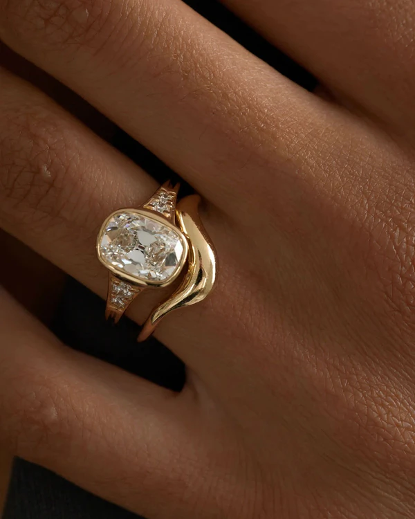 <a href="https://junerings.com/products/lea-antique-cushion-diamond?_pos=10&_sid=bdc216fd0&_ss=r&variant=42848112279600">June Rings</a>