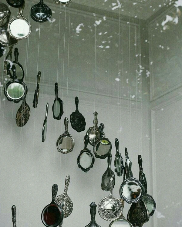 40 Surrealist Decor Ideas to Create a Dreamlike Celebration