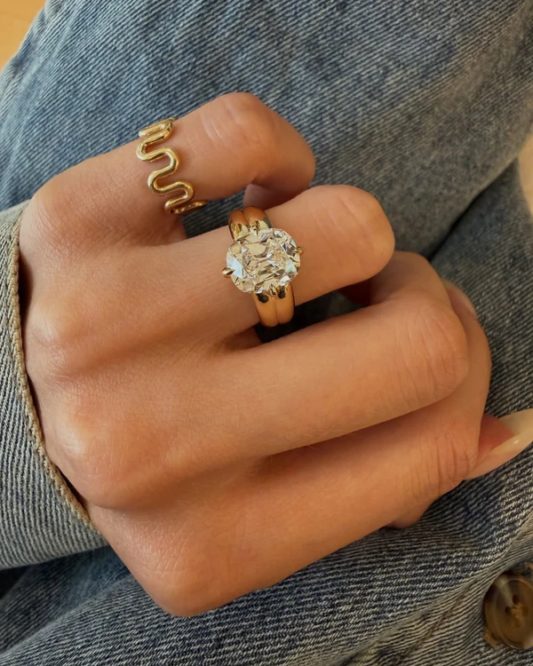 <a href="https://www.instagram.com/p/DQHKiH9De5i/?img_index=2">Izzy Atelier</a>