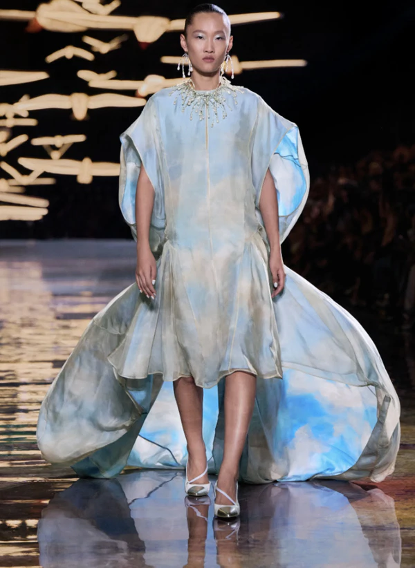 <a href="https://www.chanel.com/gb/fashion/p/27S-PODIUM-054/look-54/">Chanel</a>