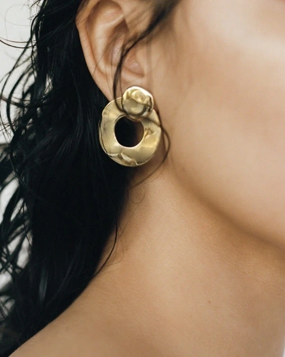 Minimalist Earrings to Compliment Your Wedding Look