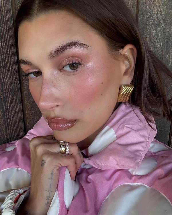 <a href="https://jonneamaya.com/capsule-collection/diamond-cigar-band/">Jonne Amaya</a>, Content: <a href="https://www.instagram.com/haileybieber/">Hailey Bieber</a>