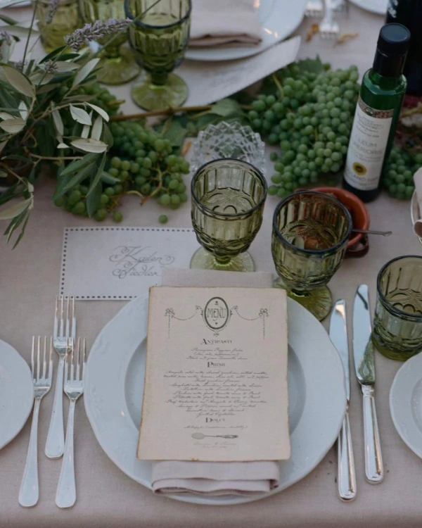 40 Place Settings Trends in 2025 to Transform Your Wedding Table