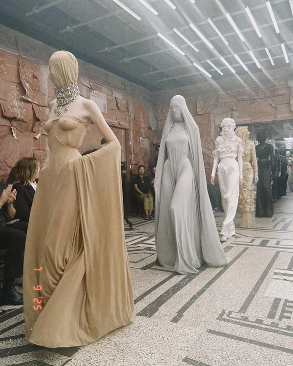 12 Chic Trends from Paris Couture Fall 2025 to Inspire Your Bridal Style — photo 2
