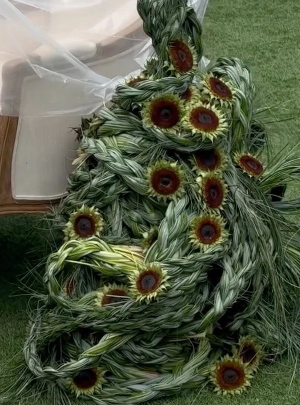 <a href="https://www.instagram.com/p/DcMzDWHFspw/?img_index=1">Field Floral</a>